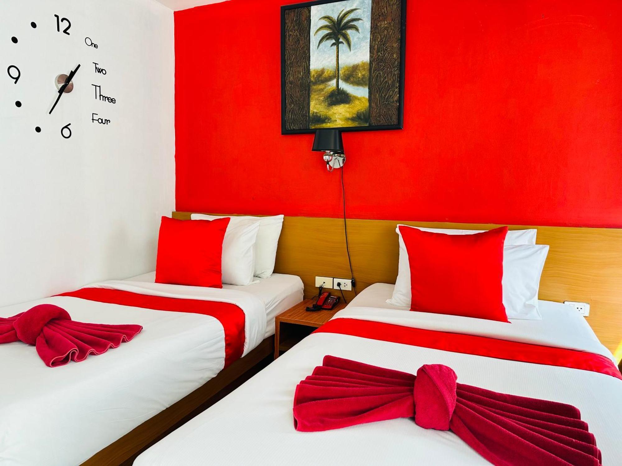 PJ Patong Resortel Esterno foto
