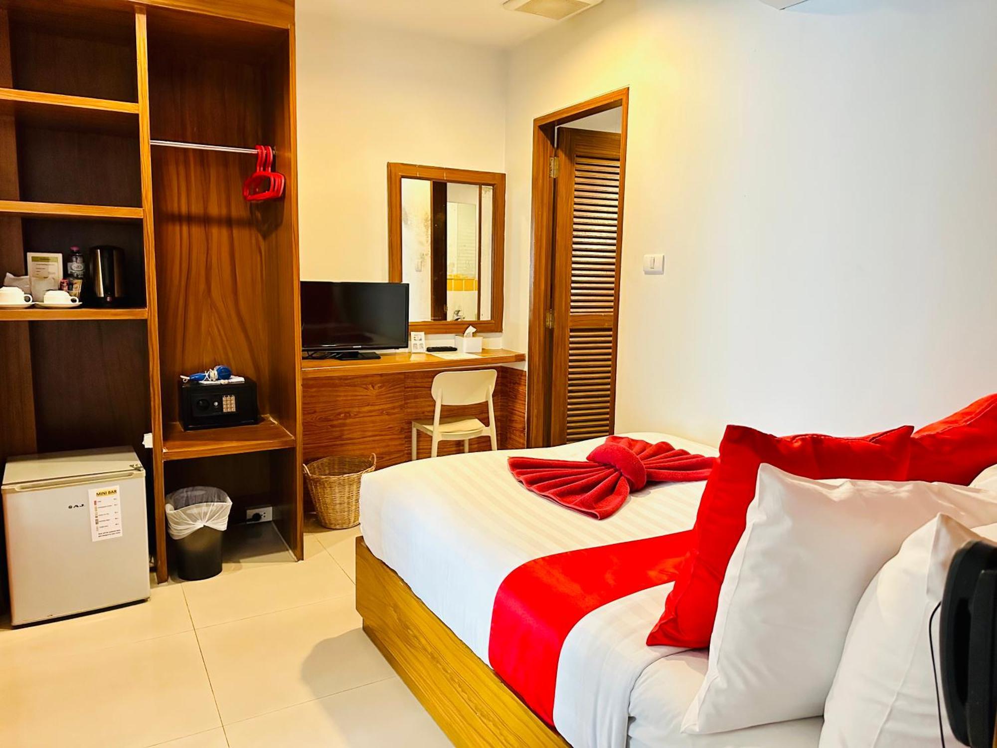PJ Patong Resortel Esterno foto